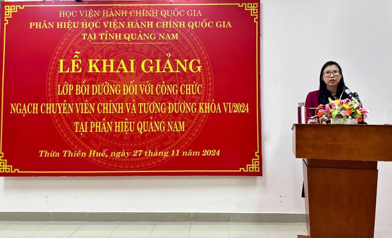 ThS. Mai Thị Phương Dung, Trưởng phòng, Phòng Quản lý Bồi dưỡng, Phân hiệu Quảng Nam, phát biểu tại Lễ Khai giảng.