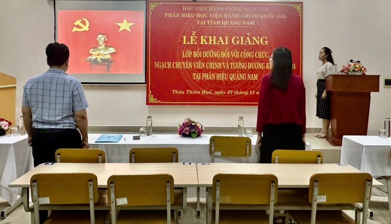 Đại biểu tại điểm cầu Thành phố Huế, Phân hiệu Quảng Nam thực hiện nghi thức chào cờ.