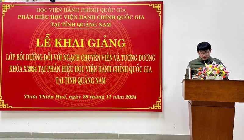 ThS. Phan Văn Thắng, Chuyên viên Phòng Quản lý Bồi dưỡng, Phân hiệu Quảng Nam công bố Quyết định tổ chức lớp học.