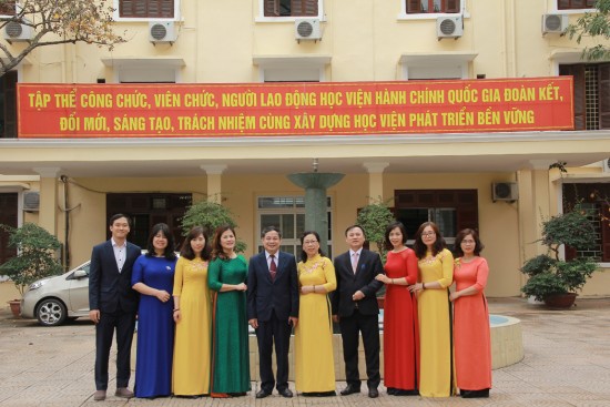 Tập thể cán bộ và người lao động Tạp chí Quản lý nhà nước