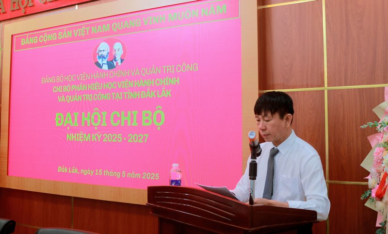 Đồng chí Phan Xuân Quý - Phó Bí thư Chi bộ, trình bày Báo cáo Chính trị của Chi bộ