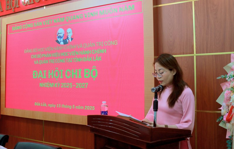 Đồng chí Lê Kim Loan trình bày tham luận tại Đại hội