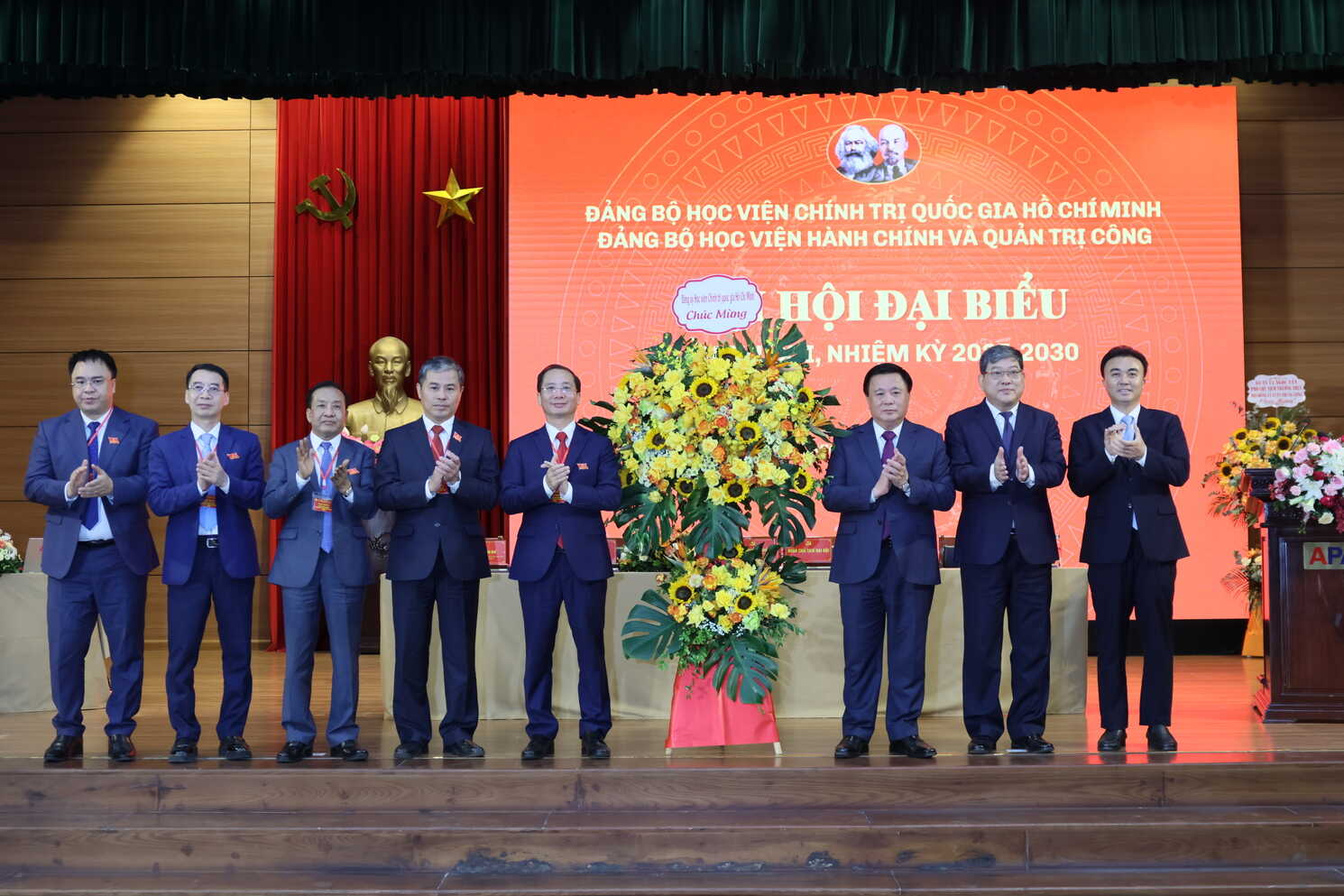 Đồng chí Nguyễn Xuân Thắng, Ủy viên Bộ Chính trị, Bí thư Đảng ủy, Giám đốc Học viện Chính trị quốc gia Hồ Chí Minh, Chủ tịch Hội đồng Lý luận Trung ương tặng hoa chúc mừng Đại hội
