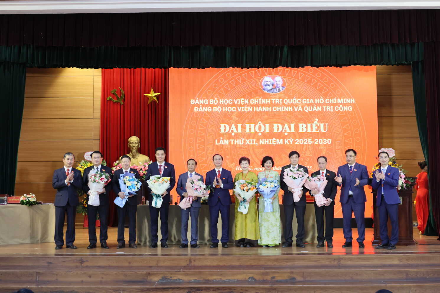 Đại hội tặng hoa tri ân các đồng chí ủy viên Ban Chấp hành Đảng bộ khóa cũ