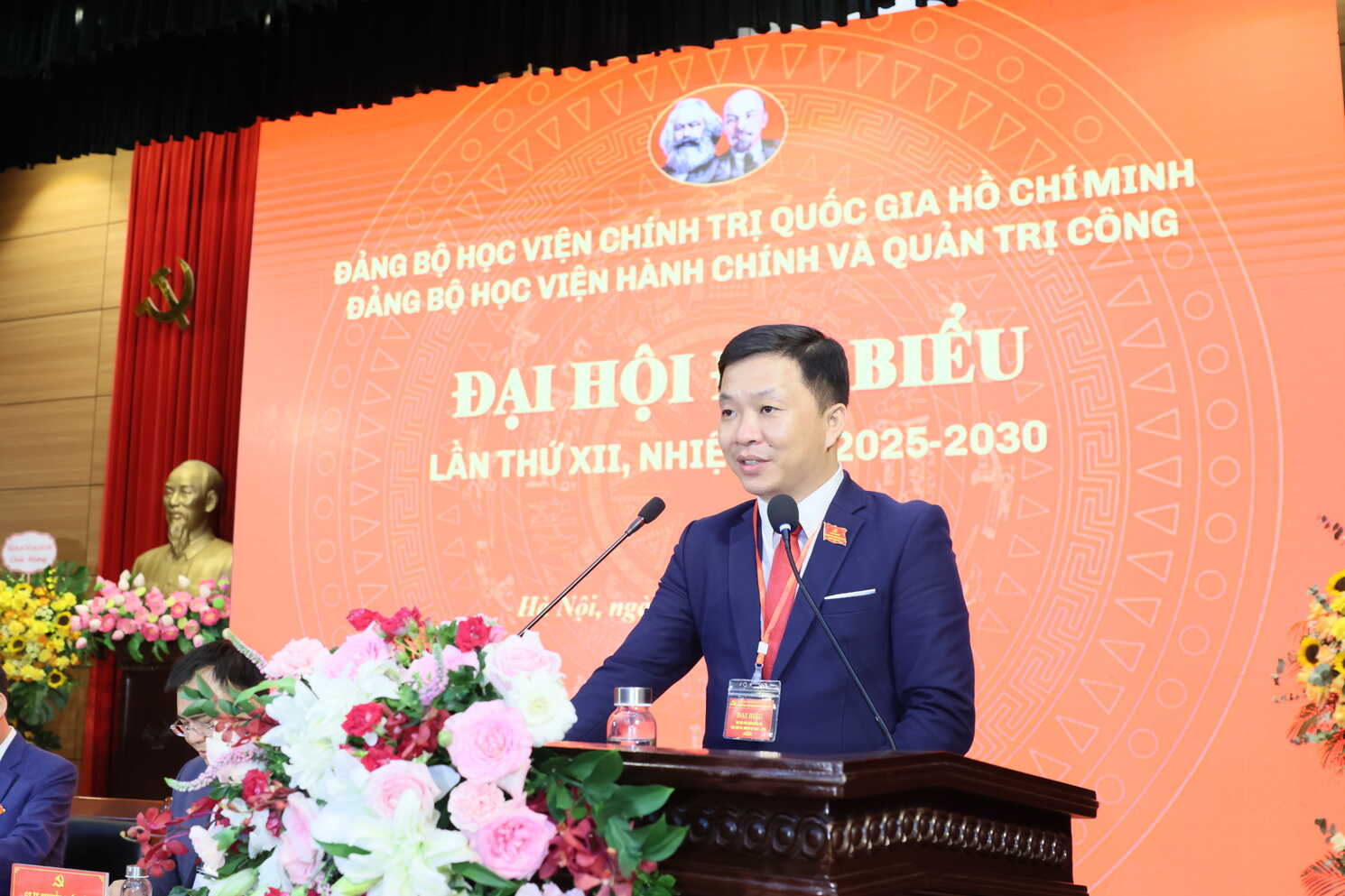 Đồng chí Trương Quốc Việt, Thư ký Đại hội lên trình bày Dự thảo nghị quyết Đại hội