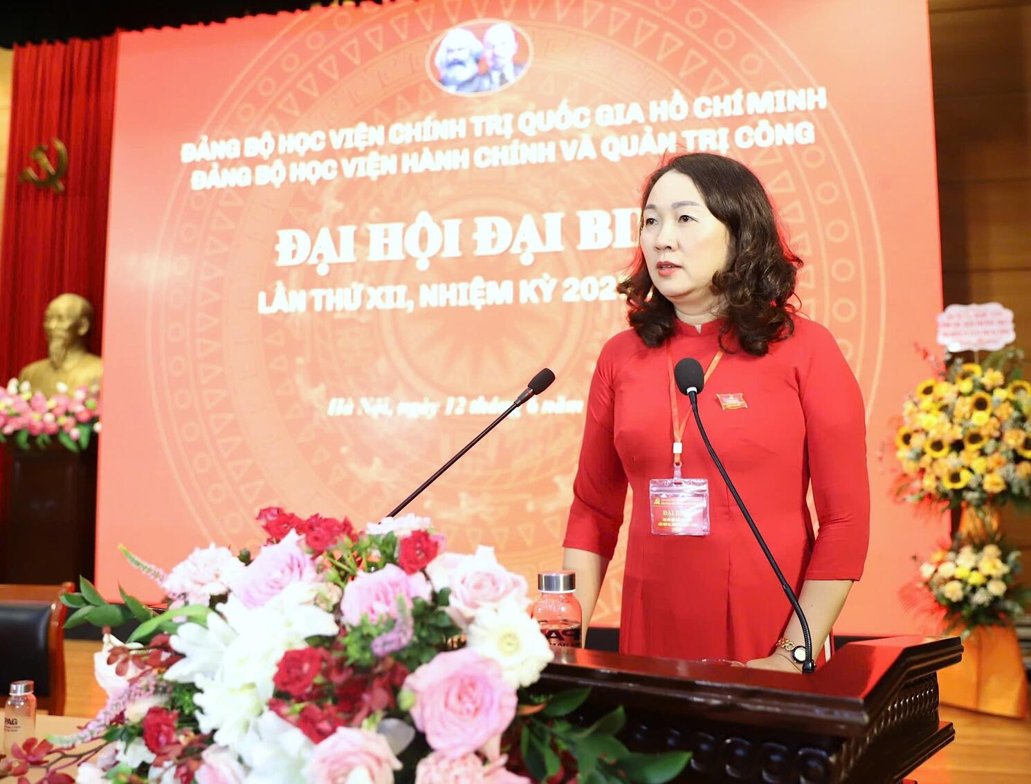 Đồng chí Nguyễn Phong Lan trình bày tham luận