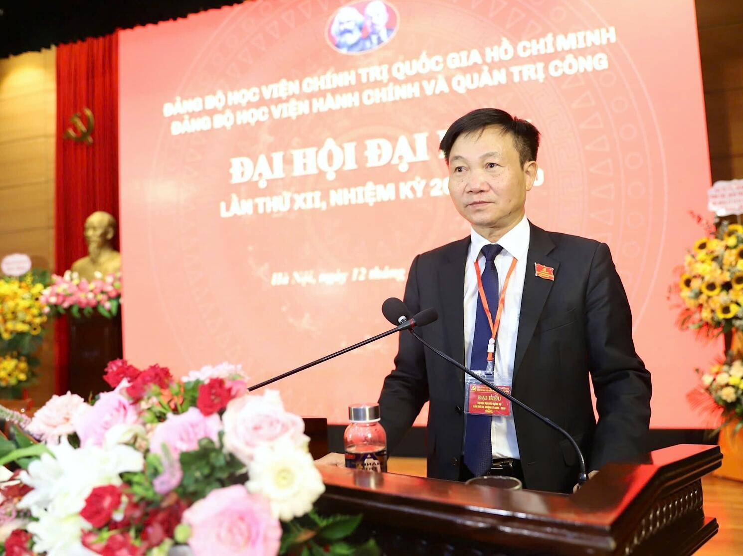 Đồng chí Nguyễn Minh Sản trinh bày tham luận