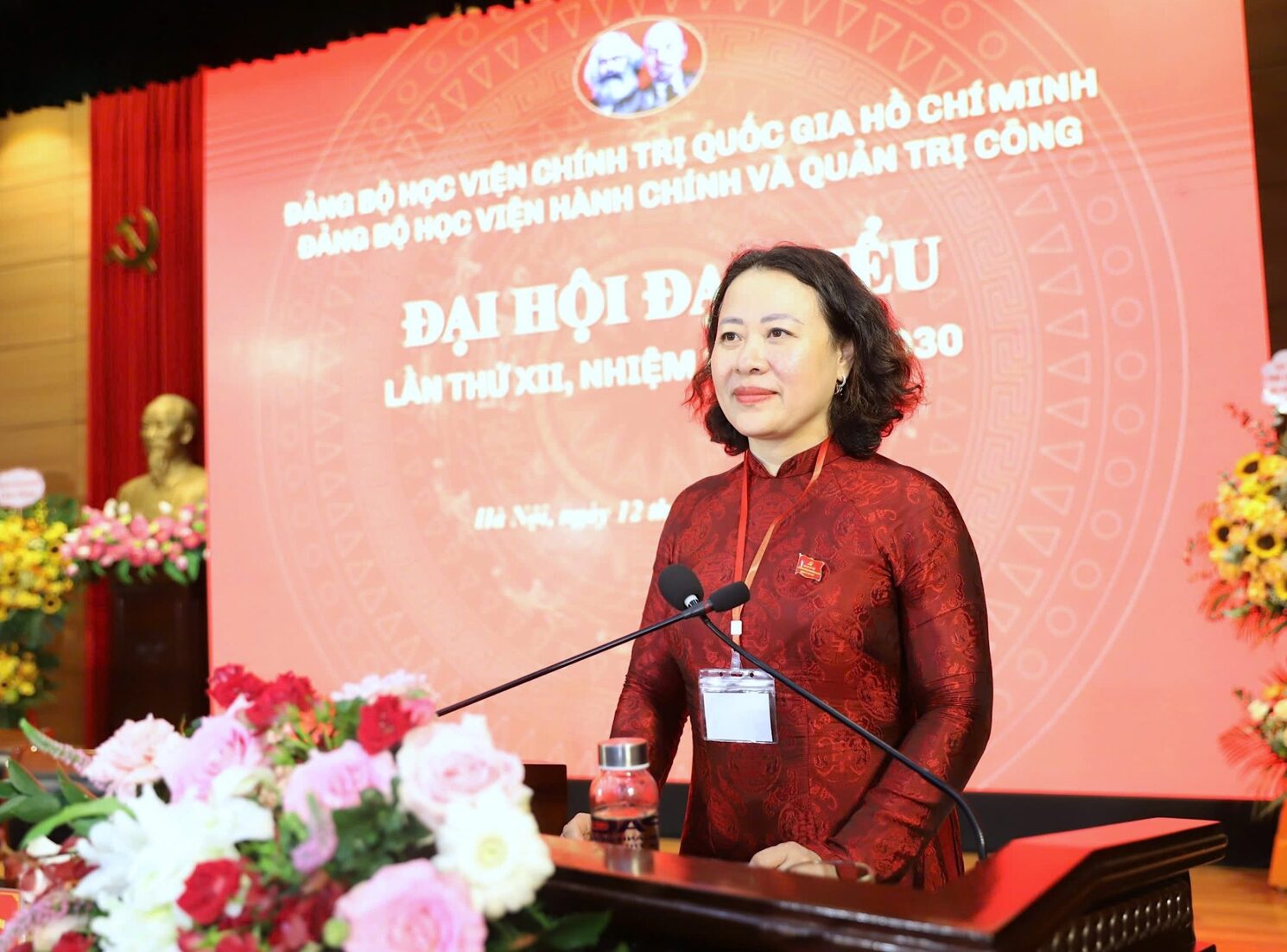 Đồng chí Trần Thị Diệu Oanh trình bày tham luận