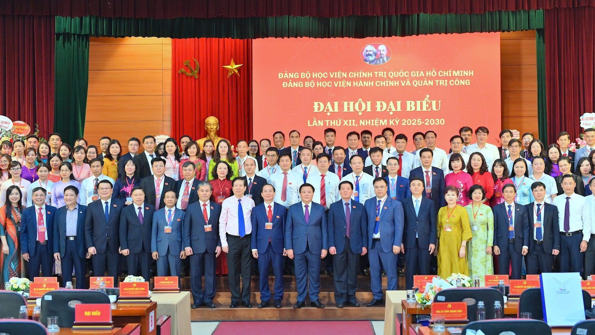 Các đại biểu chụp hình lưu niệm