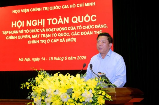 Đồng chí Trần Hồng Minh, Ủy viên Trung ương Đảng, Bộ trưởng Bộ Xây dựng giới thiệu chuyên đề