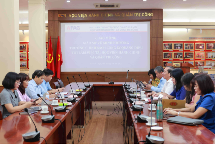 APAG works with Prof. Dr. Vu Minh Khuong on the implementation of the project to build an excellent civil service