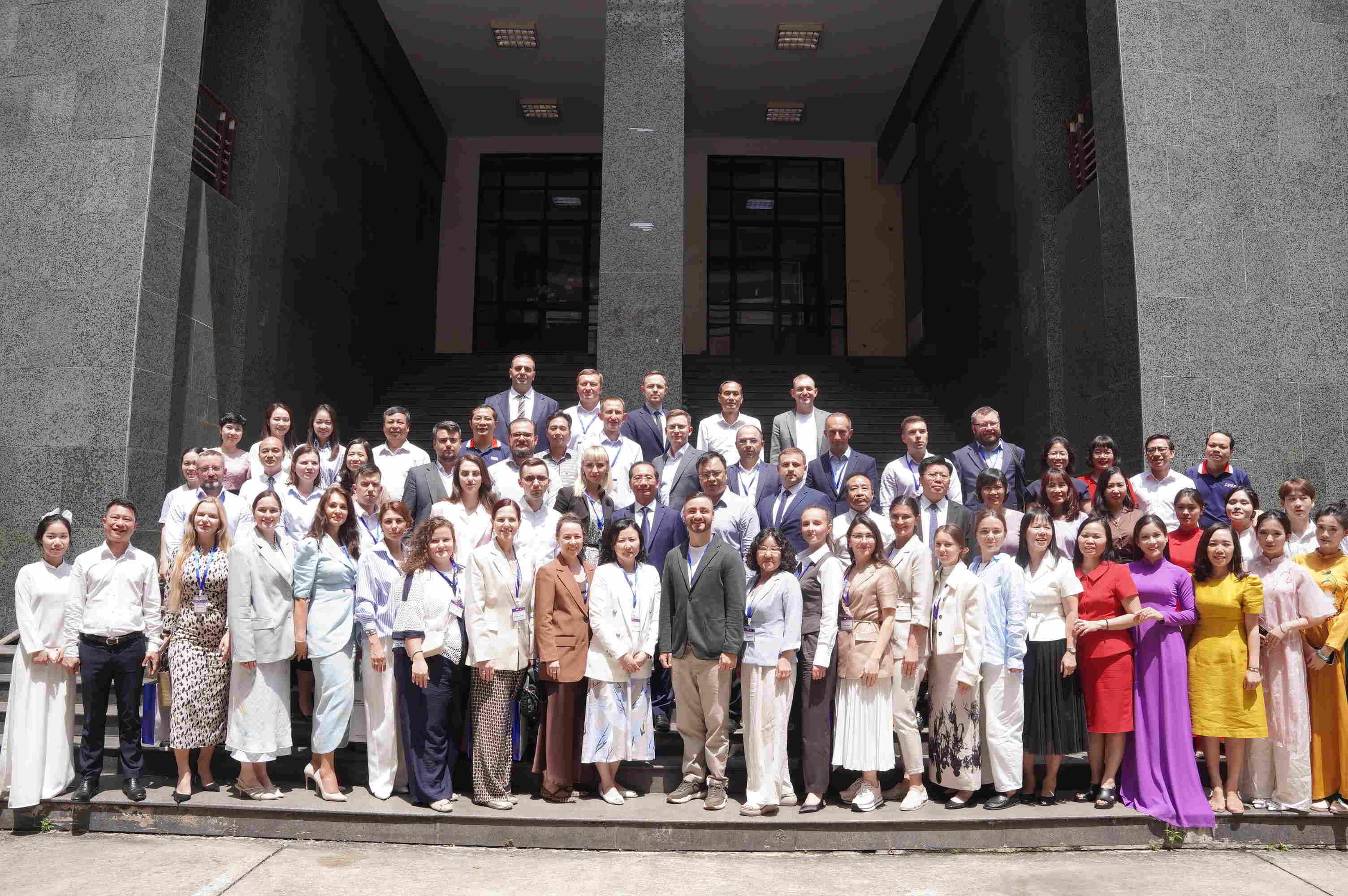The President of APAG hosts the Russian delegation of leaders and managers and delivers a presentation on “Training high-quality human resources to meet the demand for comprehensive reform of Viet Nam’s public service”
