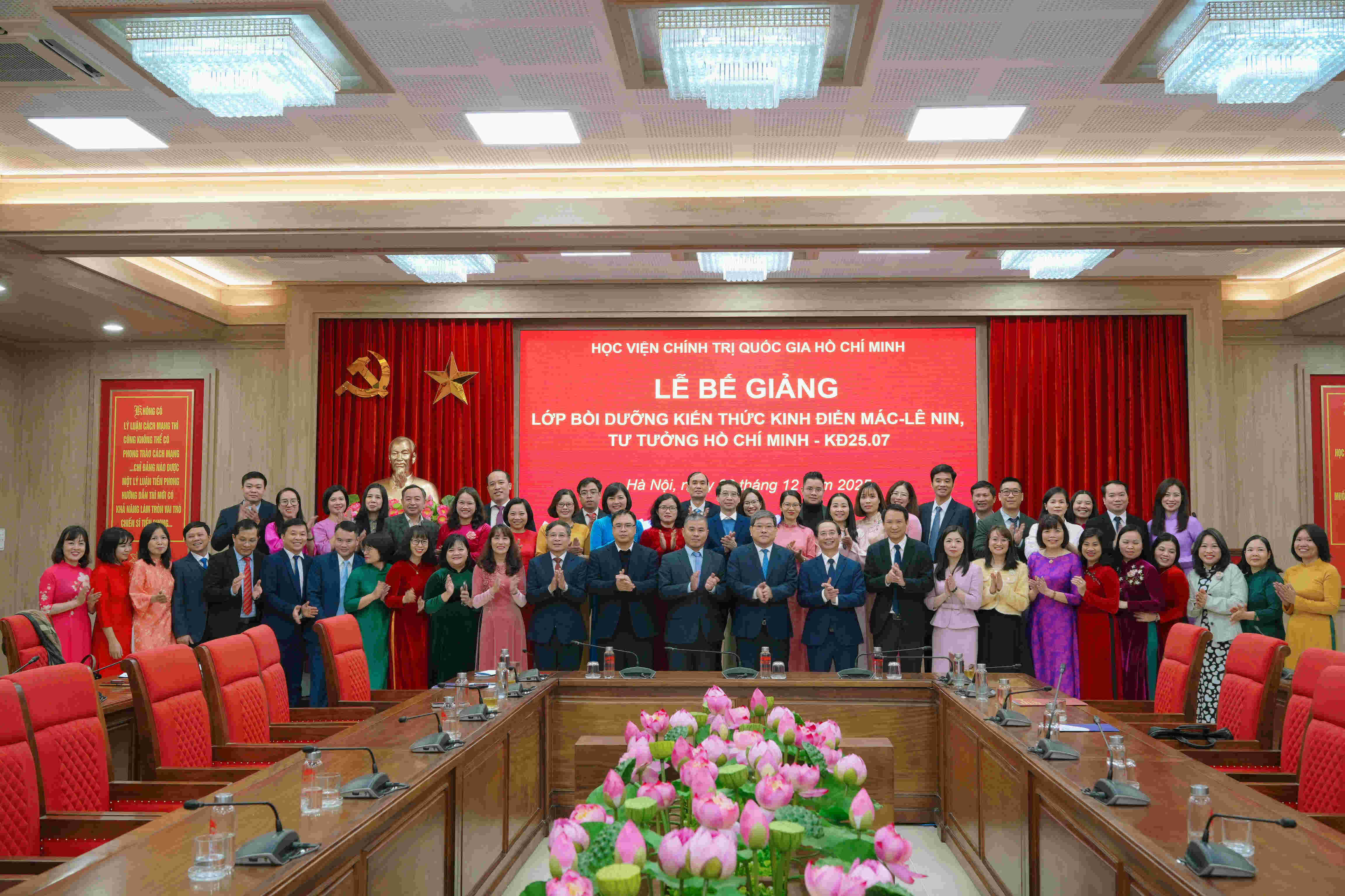 Bế giảng Lớp Bồi dưỡng kiến thức kinh điển Mác - Lênin, tư tưởng Hồ Chí Minh dành cho cán bộ, giảng viên Học viện Hành chính và Quản trị công (KĐ25.07)