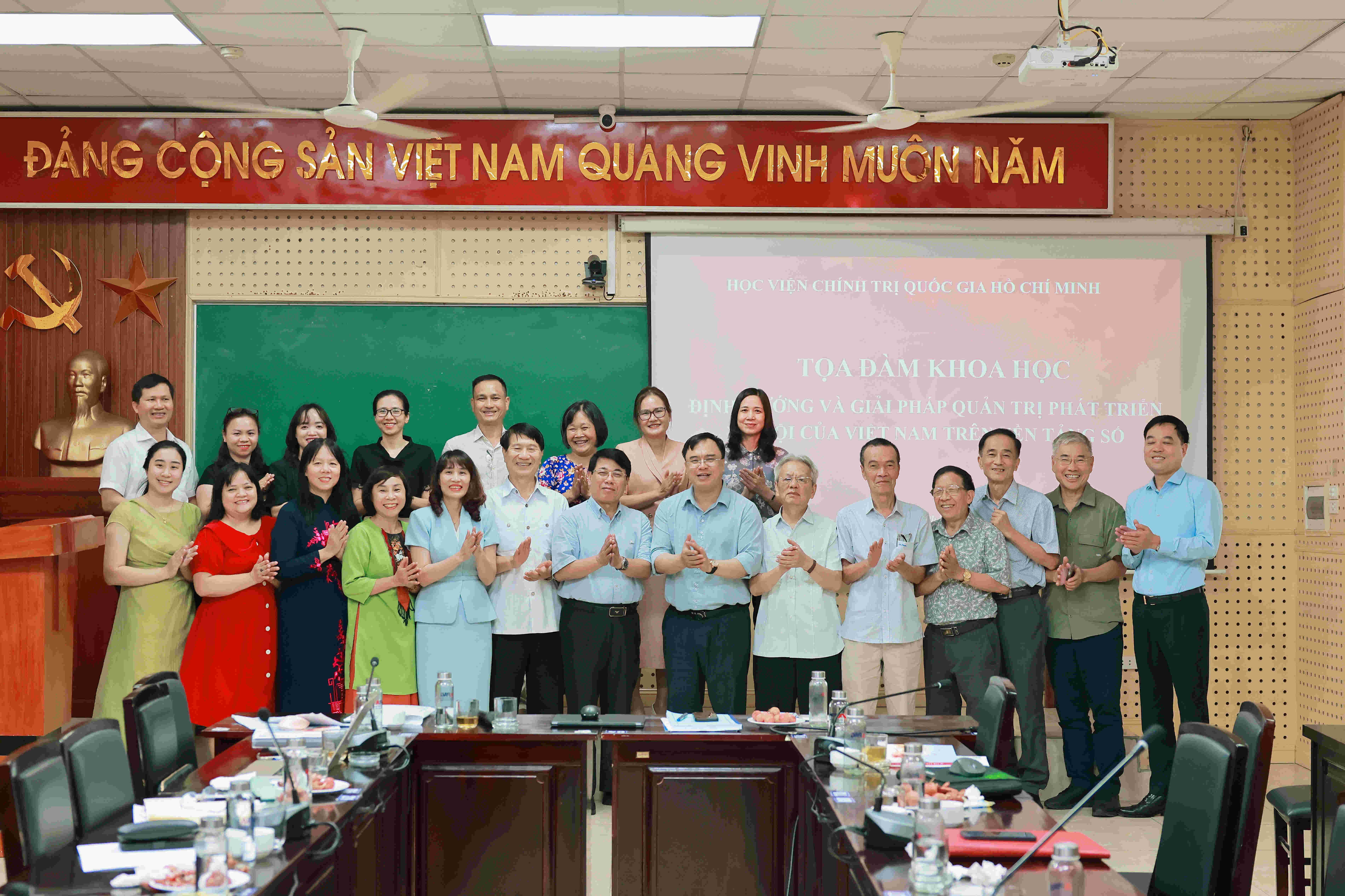 Định hướng và giải pháp quản trị phát triển xã hội của Việt Nam trên nền tảng số