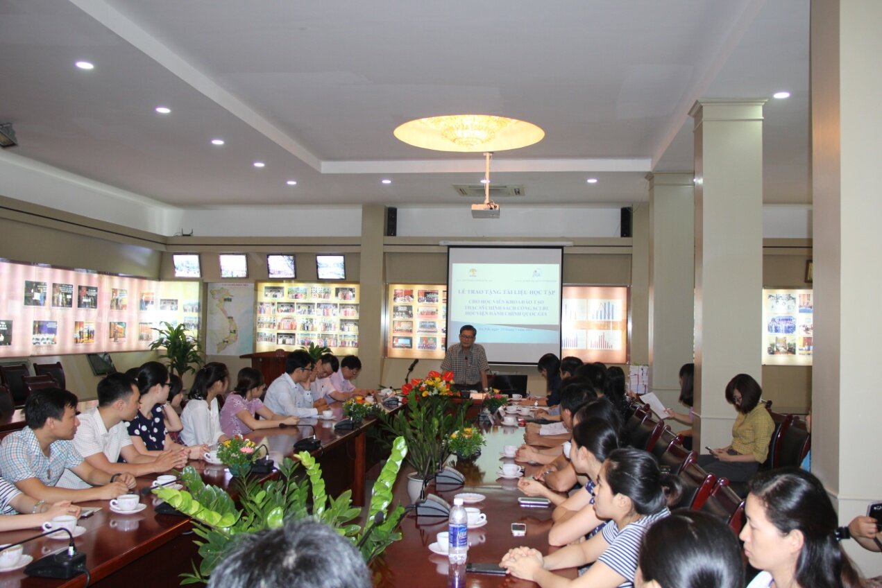 Lễ trao tặng tài liệu học tập cho học viên Khóa đào tạo Thạc sỹ Chính sách công CS1.B1, Học viện Hành chính Quốc gia