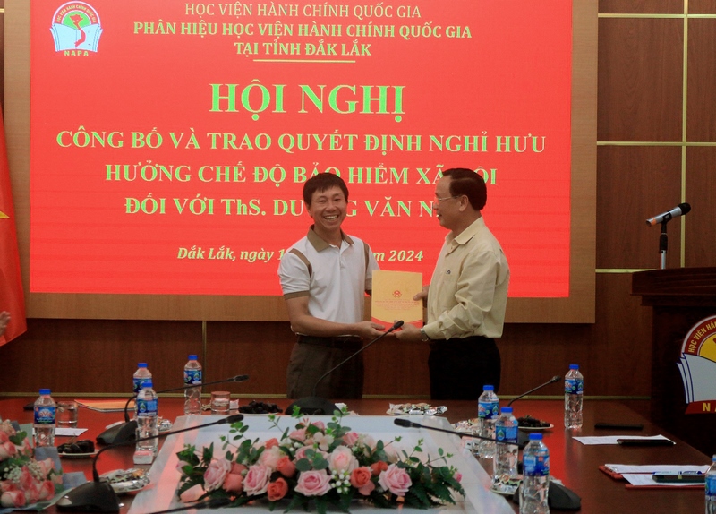 ThS. Phan Xuân Quý - Trưởng phòng Quản trị, Chủ tịch Công đoàn Bộ phận chúc mừng ThS. Dương Văn Ninh