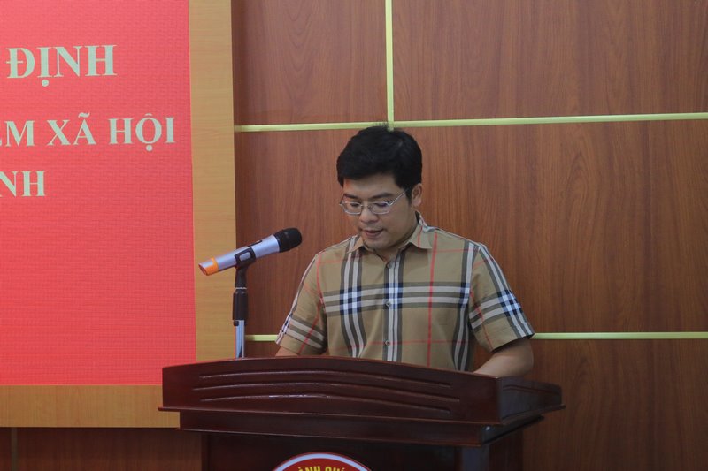 ThS. Lê Hoàng Anh - Phòng Tổ chức hành chính thông qua Quyết định của Giám đốc Học viện Hành chính Quốc gia về việc viên chức  nghỉ hưu hưởng chế độ bảo hiểm xã hội
