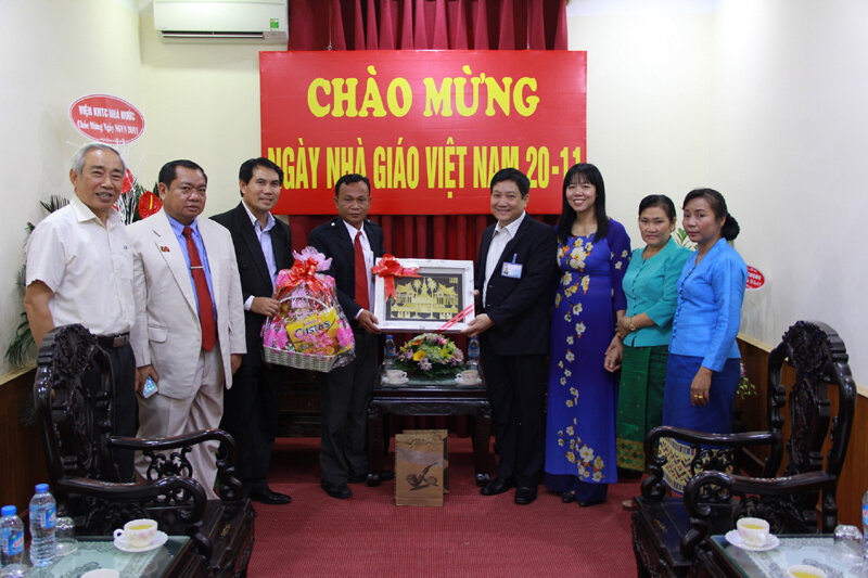 Đoàn học viên Lào đến chúc mừng Lãnh đạo và các đơn vị của Học viện nhân ngày Nhà giáo Việt Nam