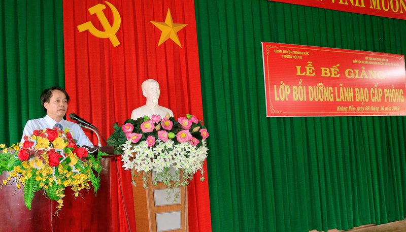 TS. Lê Văn Từ - Trưởng Phòng Quản lý đào tạo và Bồi dưỡng, Phân viện Học viện Hành chính Quốc gia khu vực Tây Nguyên phát biểu bế giảng lớp học