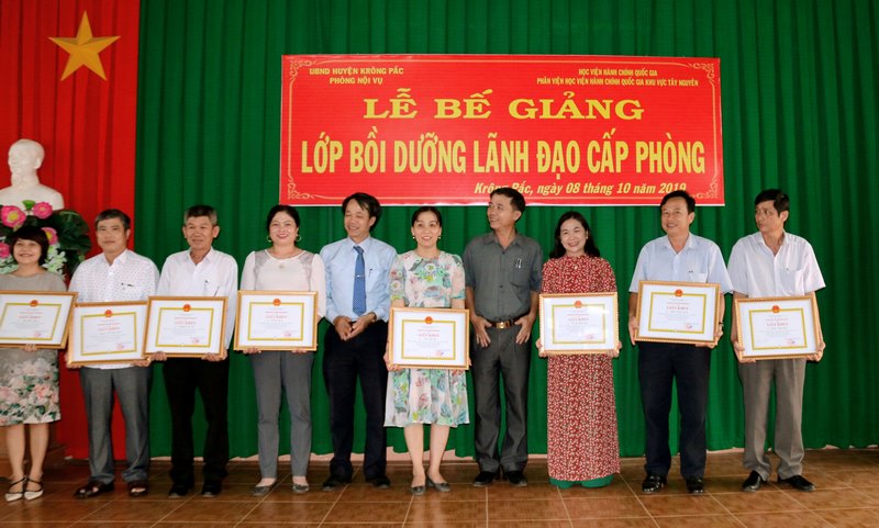 TS. Lê Văn Từ - Trưởng Phòng Quản lý đào tạo và Bồi dưỡng, Phân viện Học viện Hành chính Quốc gia khu vực Tây Nguyên trao chứng chỉ cho các học viên