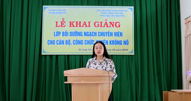 ThS. Hồ Thị Huyền Trang- Chuyên viên Phòng Quản lý Đào tạo và Bồi dưỡng, Phân viện Học viện Hành chính Quốc gia khu vực Tây Nguyên công bố các quyết định liên quan đến lớp học