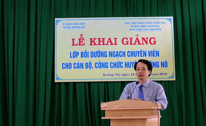 TS. Lê Văn Từ - Trưởng Phòng Quản lý đào tạo và Bồi dưỡng, Phân viện Học viện Hành chính Quốc gia khu vực Tây Nguyên phát biểu khai giảng lớp học