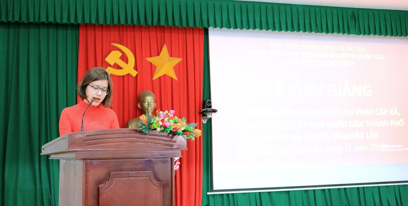 ThS. Đặng Thị Việt Hà- Chuyên viên Phòng Quản lý Đào tạo và Bồi dưỡng, Phân viện Học viện Hành chính Quốc gia khu vực Tây Nguyên công bố các quyết định liên quan đến lớp học