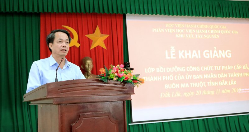 TS. Lê Văn Từ - Trưởng Phòng Quản lý đào tạo và Bồi dưỡng, Phân viện Học viện Hành chính Quốc gia khu vực Tây Nguyên phát biểu khai giảng lớp học