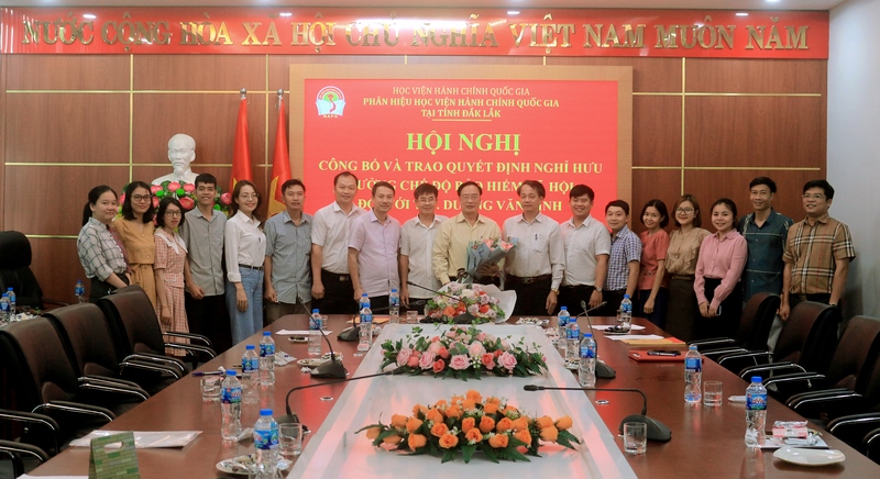 Lãnh đạo, viên chức, người lao động Phân hiệu chụp ảnh lưu niệm