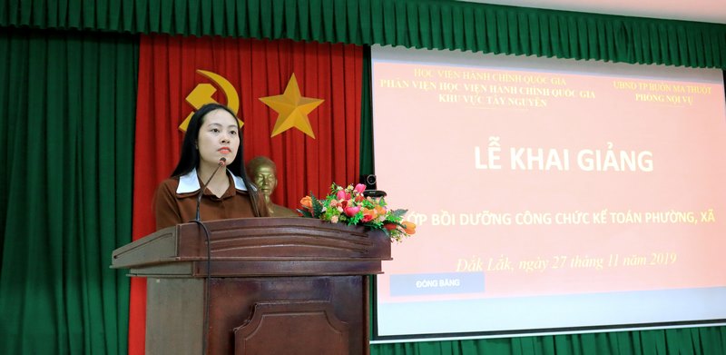 ThS. Hồ Thị Huyền Trang- Chuyên viên Phòng Quản lý Đào tạo và Bồi dưỡng, Phân viện Học viện Hành chính Quốc gia khu vực Tây Nguyên công bố các quyết định liên quan đến lớp học