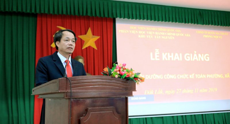 TS. Lê Văn Từ - Trưởng Phòng Quản lý đào tạo và Bồi dưỡng, Phân viện Học viện Hành chính Quốc gia khu vực Tây Nguyên phát biểu khai giảng lớp học