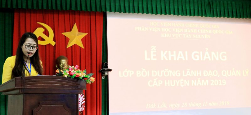ThS. Lê Kim Loan - Chuyên viên Phòng Quản lý Đào tạo và Bồi dưỡng, Phân viện Học viện Hành chính Quốc gia khu vực Tây Nguyên công bố các quyết định liên quan đến lớp học