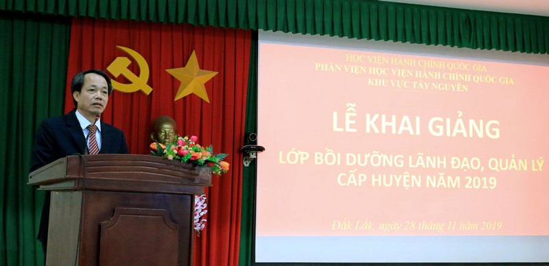 TS. Lê Văn Từ - Trưởng Phòng Quản lý đào tạo và Bồi dưỡng, Phân viện Học viện Hành chính Quốc gia khu vực Tây Nguyên phát biểu khai giảng lớp học