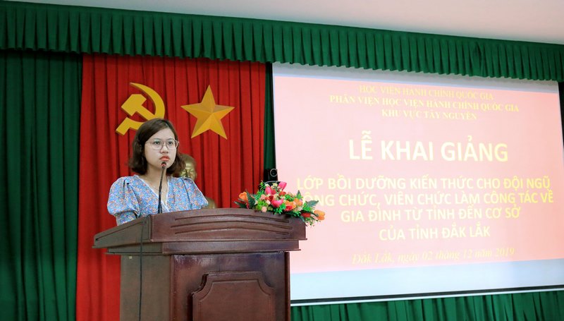 ThS. Đặng Thị Việt Hà- Chuyên viên Phòng Quản lý Đào tạo và Bồi dưỡng, Phân viện Học viện Hành chính Quốc gia khu vực Tây Nguyên công bố các quyết định liên quan đến lớp học