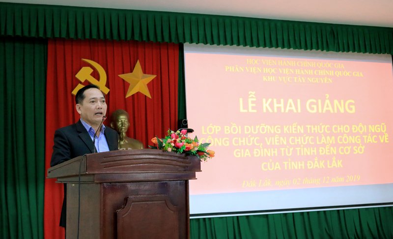 Ông Võ Văn Hùng phó Trưởng phòng Công chức Viên chức Sở Nội vụ tỉnh Đắk Lắk phát biểu tại buổi lễ
