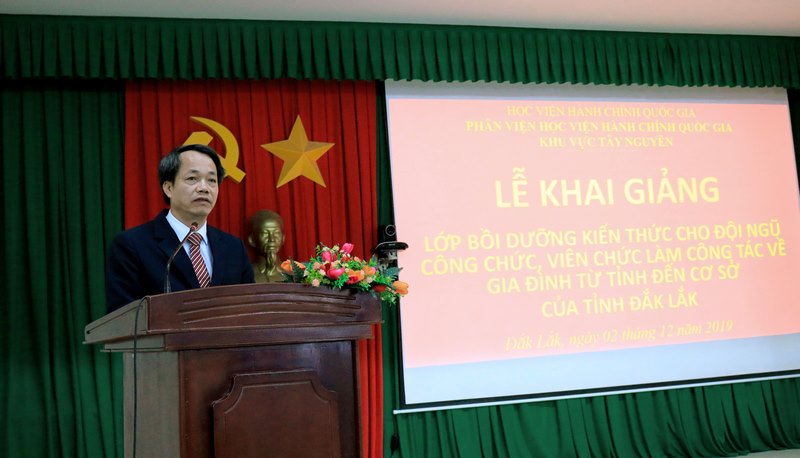 TS. Lê Văn Từ - Trưởng Phòng Quản lý đào tạo và Bồi dưỡng, Phân viện Học viện Hành chính Quốc gia khu vực Tây Nguyên phát biểu khai giảng lớp học