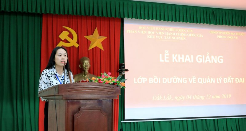 ThS. Hồ Thị Huyền Trang- Chuyên viên Phòng Quản lý Đào tạo và Bồi dưỡng, Phân viện Học viện Hành chính Quốc gia khu vực Tây Nguyên công bố các quyết định liên quan đến lớp học
