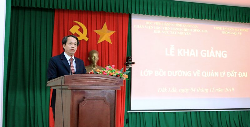 TS. Lê Văn Từ - Trưởng Phòng Quản lý đào tạo và Bồi dưỡng, Phân viện Học viện Hành chính Quốc gia khu vực Tây Nguyên phát biểu khai giảng lớp học