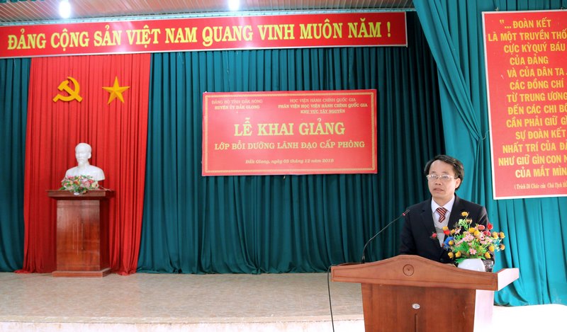 TS. Lê Văn Từ - Trưởng Phòng Quản lý đào tạo và Bồi dưỡng, Phân viện Học viện Hành chính Quốc gia khu vực Tây Nguyên phát biểu khai giảng lớp học