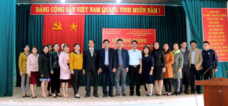 Học viên của lớp và các thầy cô chụp hình lưu niệm