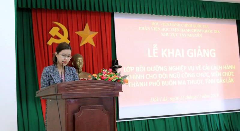 ThS. Đặng Thị Việt Hà- Chuyên viên Phòng Quản lý Đào tạo và Bồi dưỡng, Phân viện Học viện Hành chính Quốc gia khu vực Tây Nguyên công bố các quyết định liên quan đến lớp học