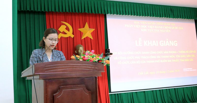 ThS. Đặng Thị Việt Hà - Chuyên viên Phòng Quản lý Đào tạo và Bồi dưỡng, Phân viện Học viện Hành chính Quốc gia khu vực Tây Nguyên công bố các quyết định liên quan đến lớp học