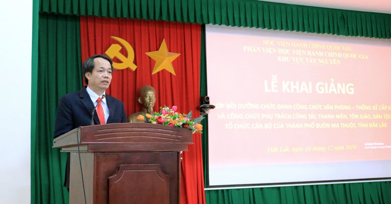 TS. Lê Văn Từ - Trưởng Phòng Quản lý đào tạo và Bồi dưỡng, Phân viện Học viện Hành chính Quốc gia khu vực Tây Nguyên phát biểu khai giảng lớp học