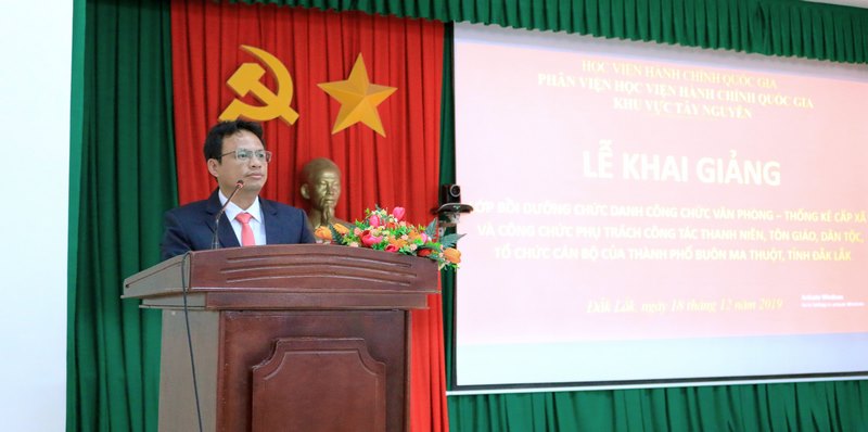 Ông Hồ Trung Kiên – Phó trưởng phòng Nội Vụ thành phố Buôn Ma Thuột phát biểu tại buổi lễ