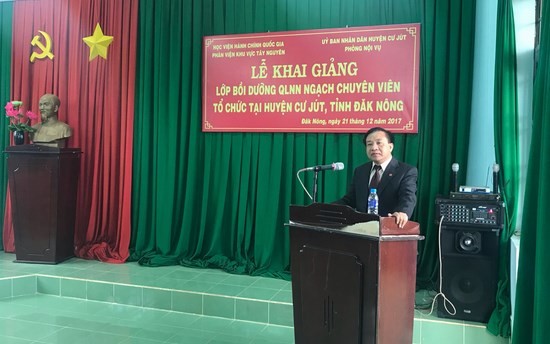 TS. Nguyễn Đăng Quế - Giám đốc Phân viện khu vực Tây Nguyên phát biểu khai giảng lớp học