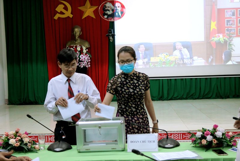 Đảng viên bỏ phiếu bầu Chi ủy nhiệm kỳ 2020-2022