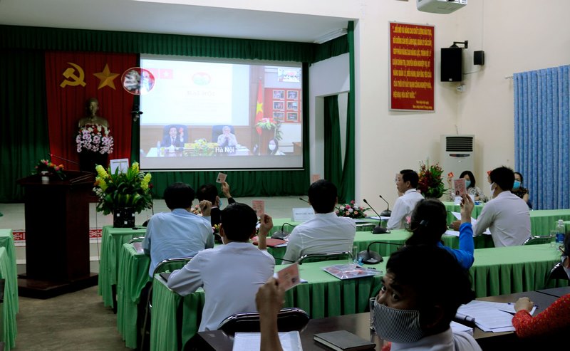 Đảng viên biểu quyết tại Đại hội