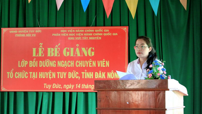 ThS. Lê Kim Loan - Chuyên viên Phòng Quản lý Đào tạo và Bồi dưỡng, Phân viện Học viện Hành chính Quốc gia khu vực Tây Nguyên công bố các quyết định liên quan đến lớp học