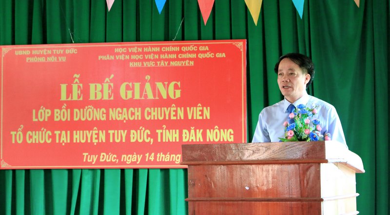 TS. Lê Văn Từ - Trưởng Phòng Quản lý đào tạo và Bồi dưỡng, Phân viện Học viện Hành chính Quốc gia khu vực Tây Nguyên phát biểu bế giảng lớp học