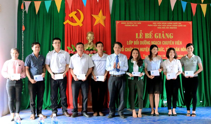 TS. Lê Văn Từ - Trưởng Phòng Quản lý đào tạo và Bồi dưỡng, Phân viện Học viện Hành chính Quốc gia khu vực Tây Nguyên trao chứng chỉ cho các học viên